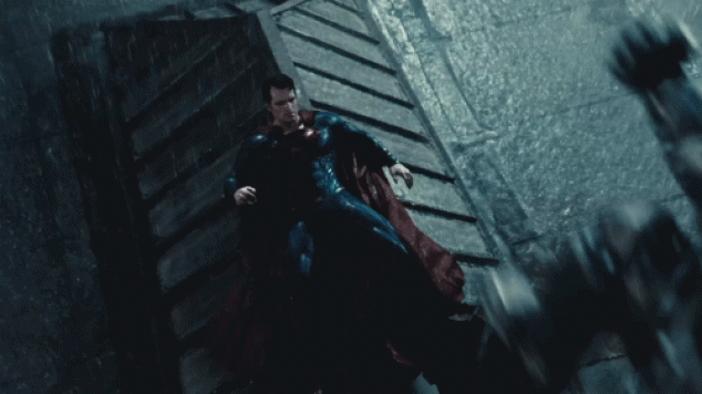 Batman cayendo sobre Superman