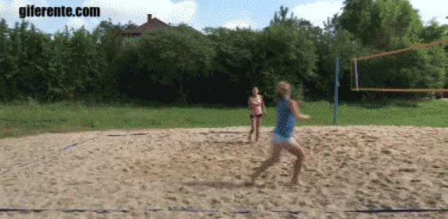 Caida de chica jugando al voleibol en la arena