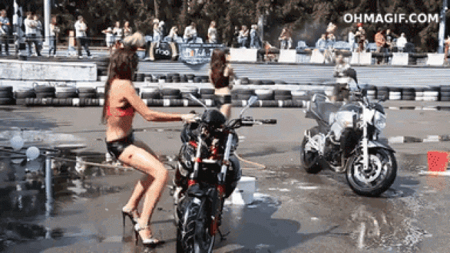 Fracaso épico de chica sexy en lavando la moto