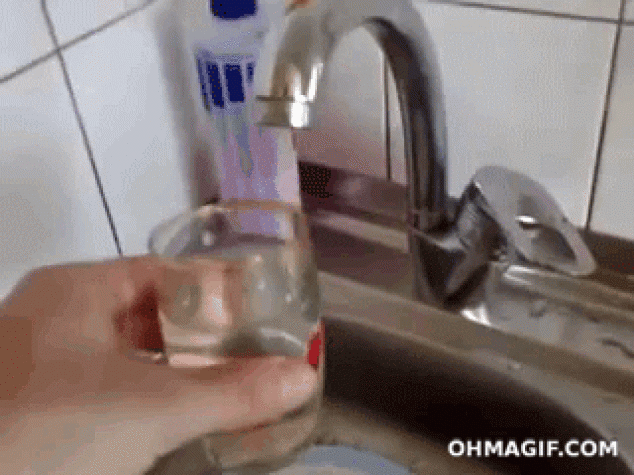 Mientras tanto en la Rusia Soviética, intentando beber agua del grifo