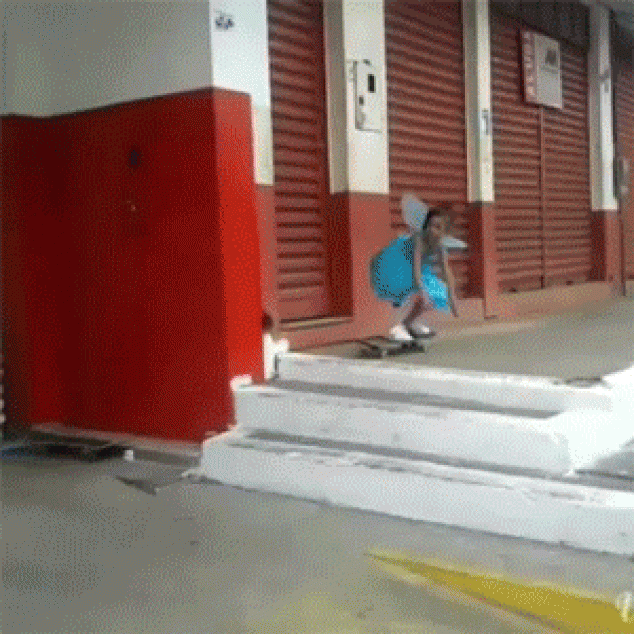 Niña skater demostrando su habilidad en unas escaleras