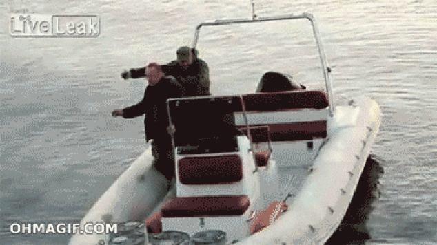Señor lanzando una granada desde una barca